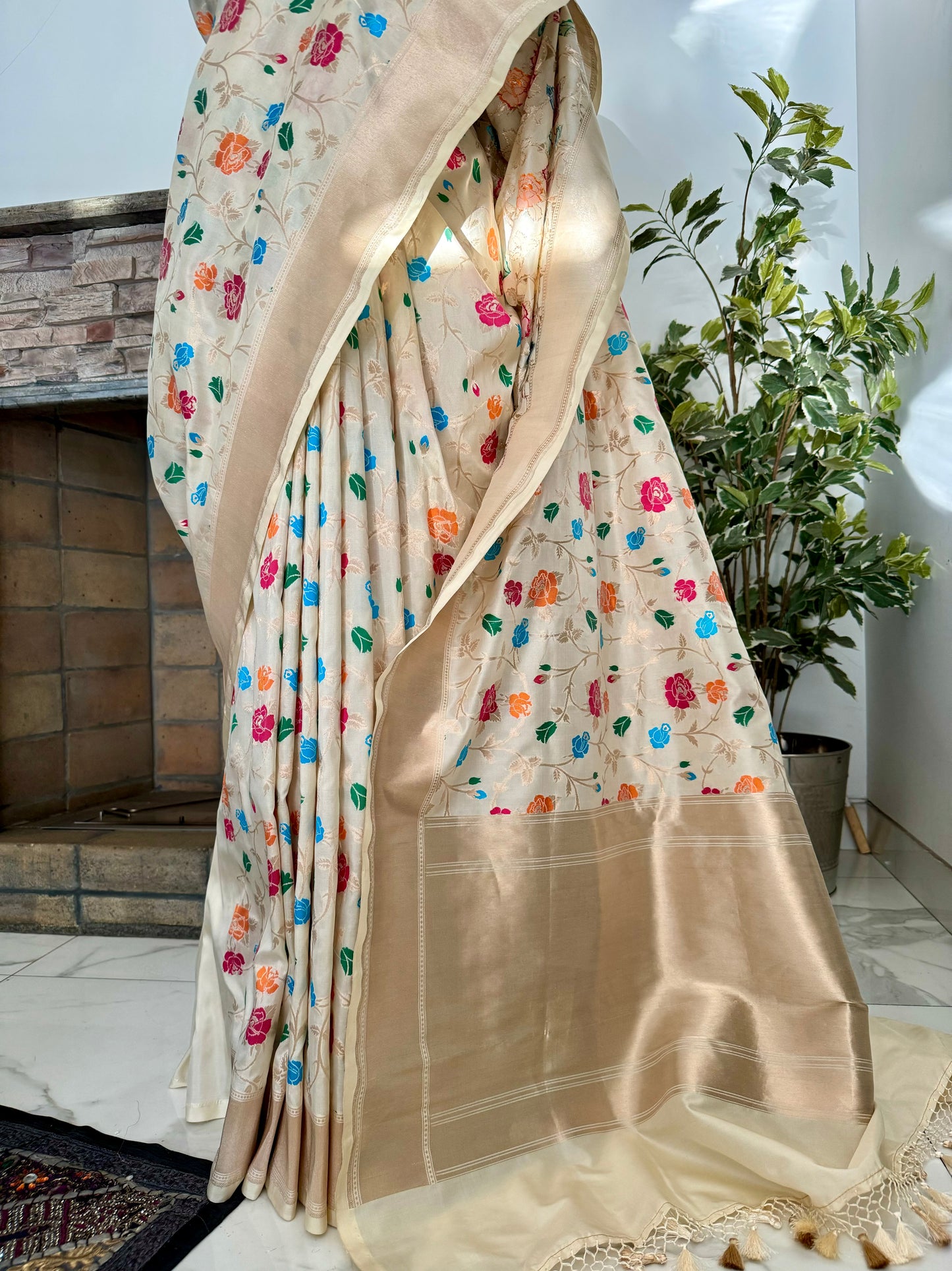 Off White Pure Katan Silk Floral Jaal Handwoven Banarasi Saree