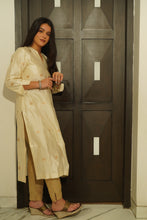 Load image into Gallery viewer, Off White Pure Silk Khadwa Boota Handwoven Stitched Banarasi Kurta
