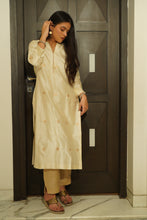 Load image into Gallery viewer, Off White Pure Silk Khadwa Boota Handwoven Stitched Banarasi Kurta
